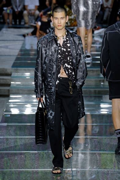 versace primavera estate 2019 uomo|Versace Men's Spring 2019 .